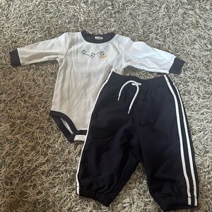 (3) piece outfit
Onesie
Socks
Pants